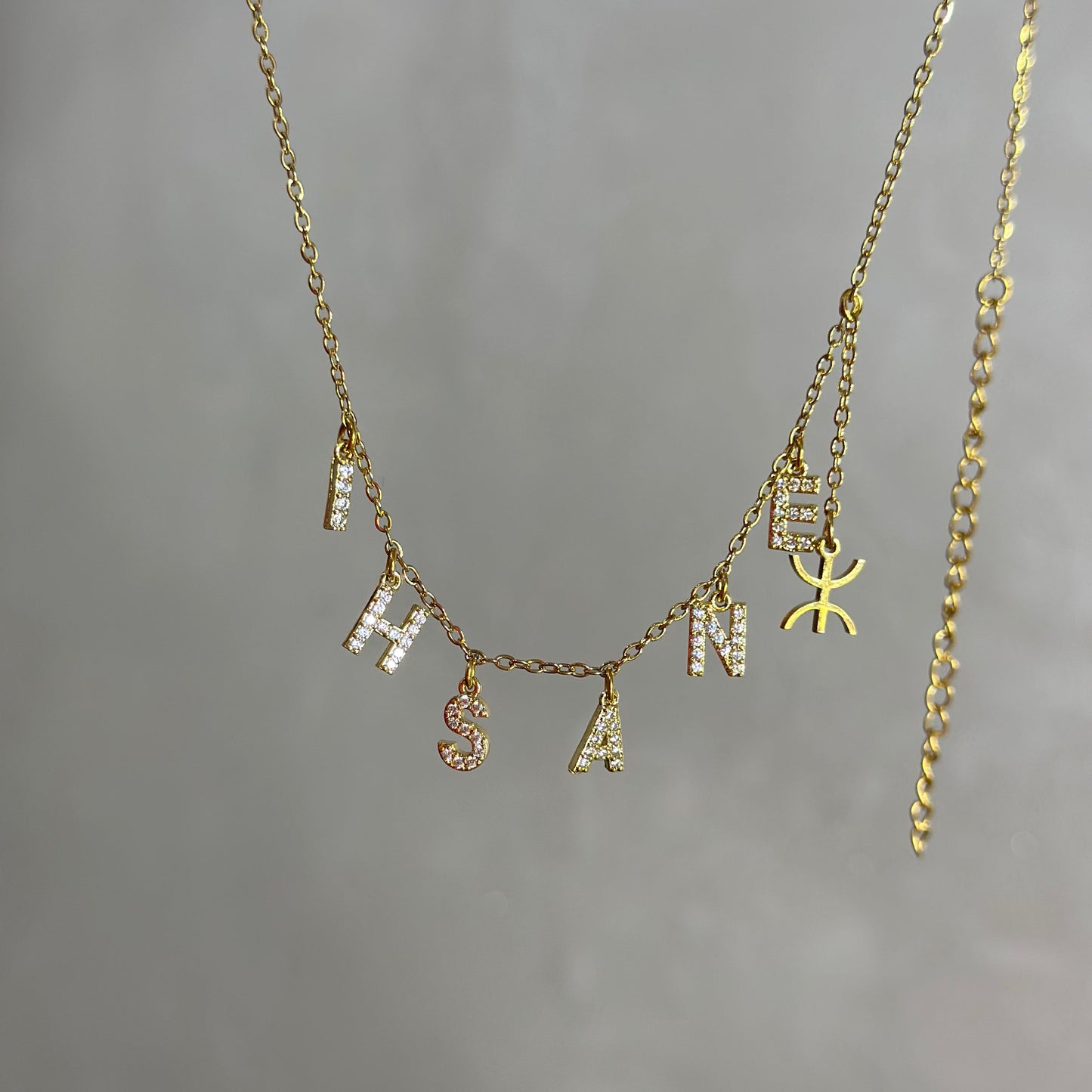 Collier prenom DELILA amazigh + ⵣ ( ZIRCON )
