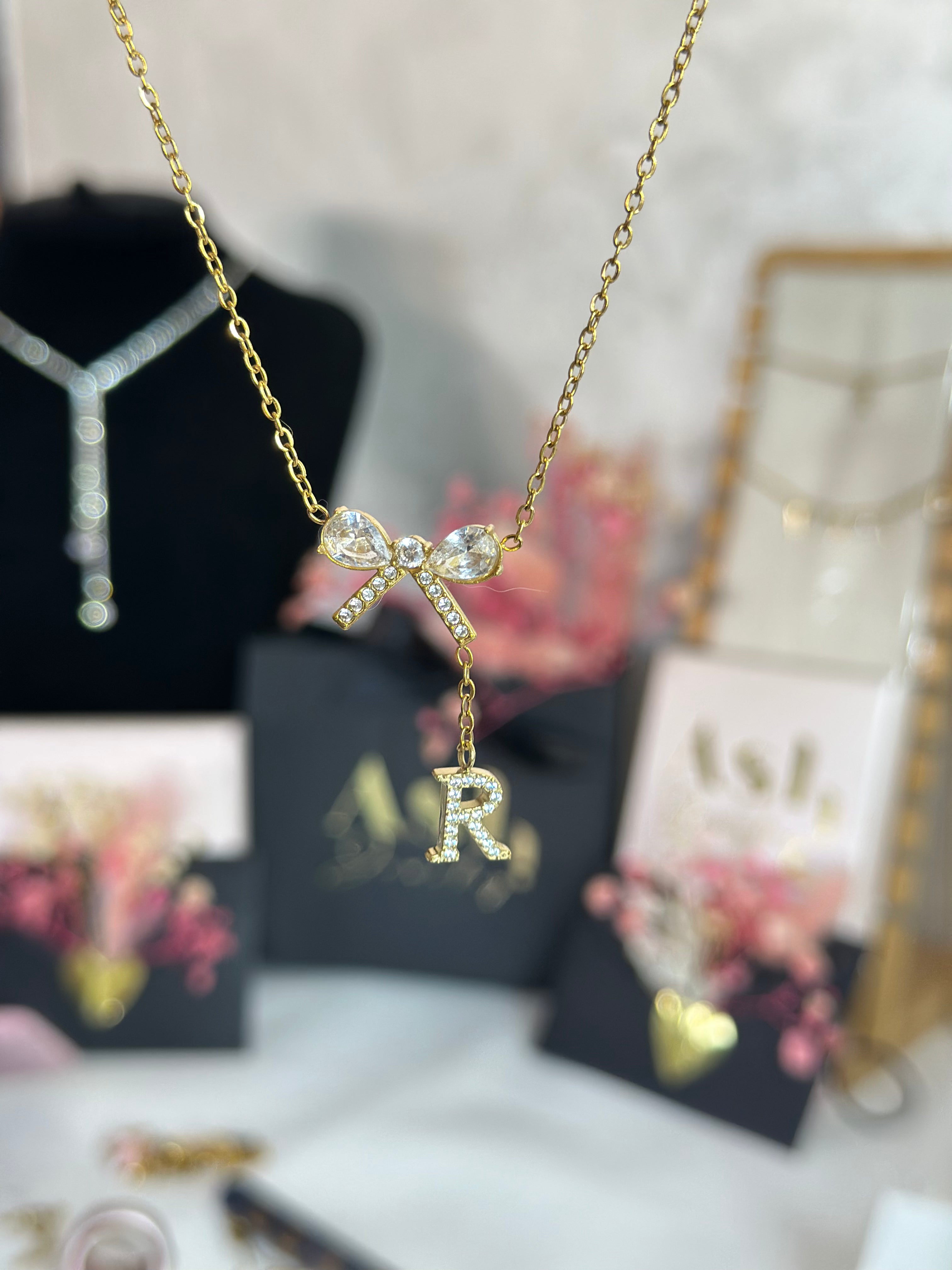 Collier initiale Bow